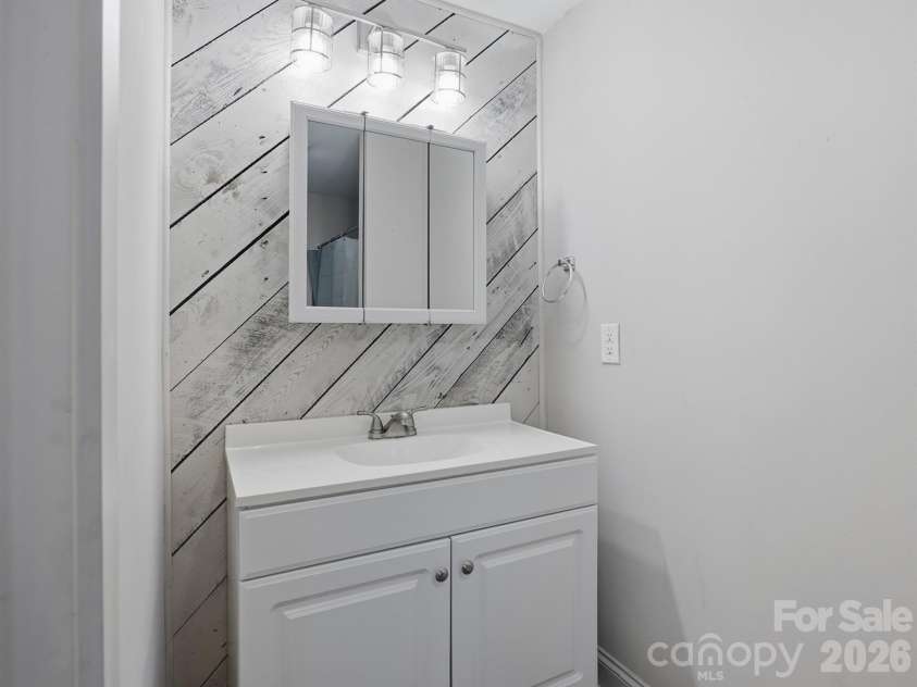 61 27th Street, Hickory, NC 28601.  MLS# CAR4353290, YatesRealty ID 23435. 