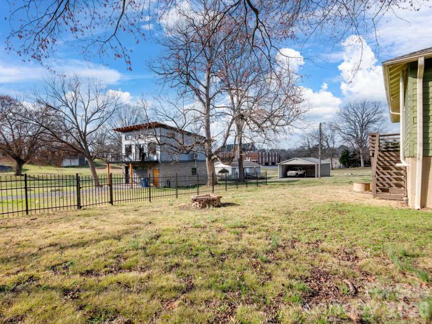 61 27th Street, Hickory, NC 28601.  MLS# CAR4353290, YatesRealty ID 23435. 