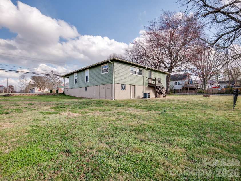 61 27th Street, Hickory, NC 28601.  MLS# CAR4353290, YatesRealty ID 23435. 