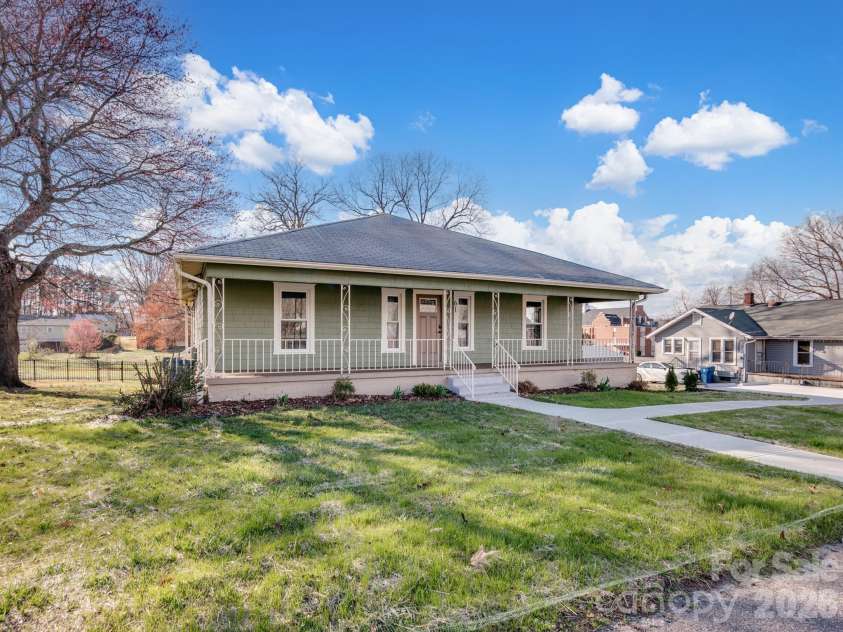 61 27th Street, Hickory, NC 28601.  MLS# CAR4353290, YatesRealty ID 23435. 