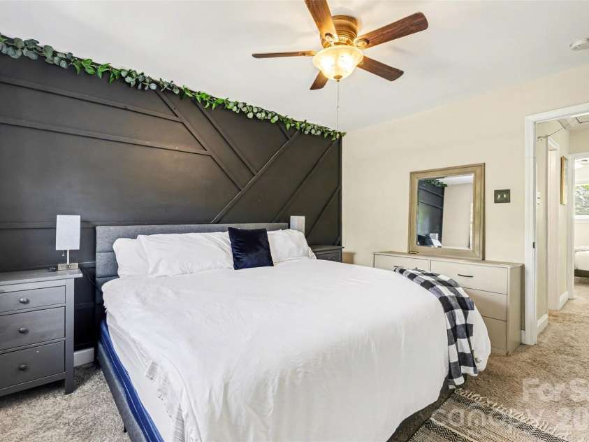 1201 Green Oaks Lane, Charlotte, NC 28205.  MLS# CAR4373032, YatesRealty ID 23436. 