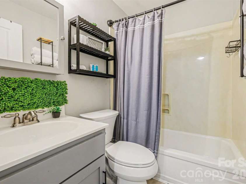 1201 Green Oaks Lane, Charlotte, NC 28205.  MLS# CAR4373032, YatesRealty ID 23436. 
