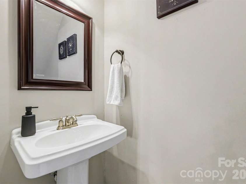 1201 Green Oaks Lane, Charlotte, NC 28205.  MLS# CAR4373032, YatesRealty ID 23436. 