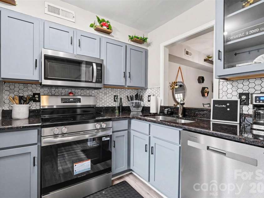 1201 Green Oaks Lane, Charlotte, NC 28205.  MLS# CAR4373032, YatesRealty ID 23436. 
