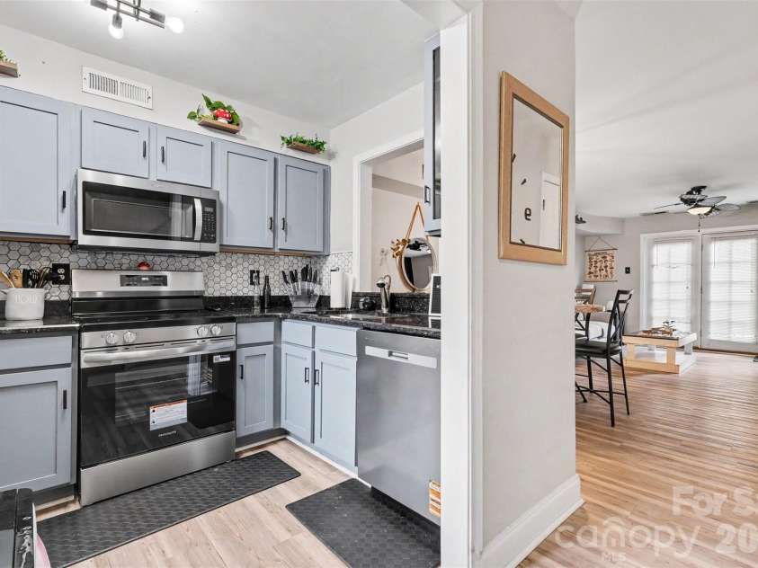 1201 Green Oaks Lane, Charlotte, NC 28205.  MLS# CAR4373032, YatesRealty ID 23436. 
