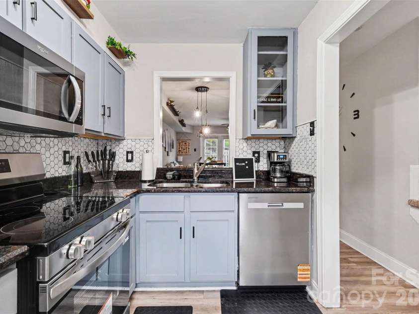 1201 Green Oaks Lane, Charlotte, NC 28205.  MLS# CAR4373032, YatesRealty ID 23436. 