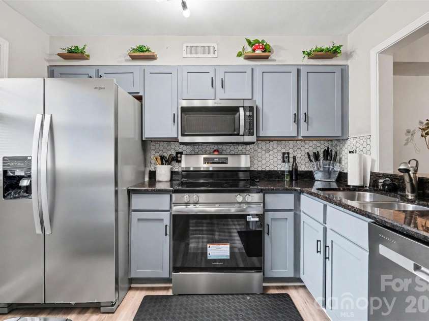 1201 Green Oaks Lane, Charlotte, NC 28205.  MLS# CAR4373032, YatesRealty ID 23436. 