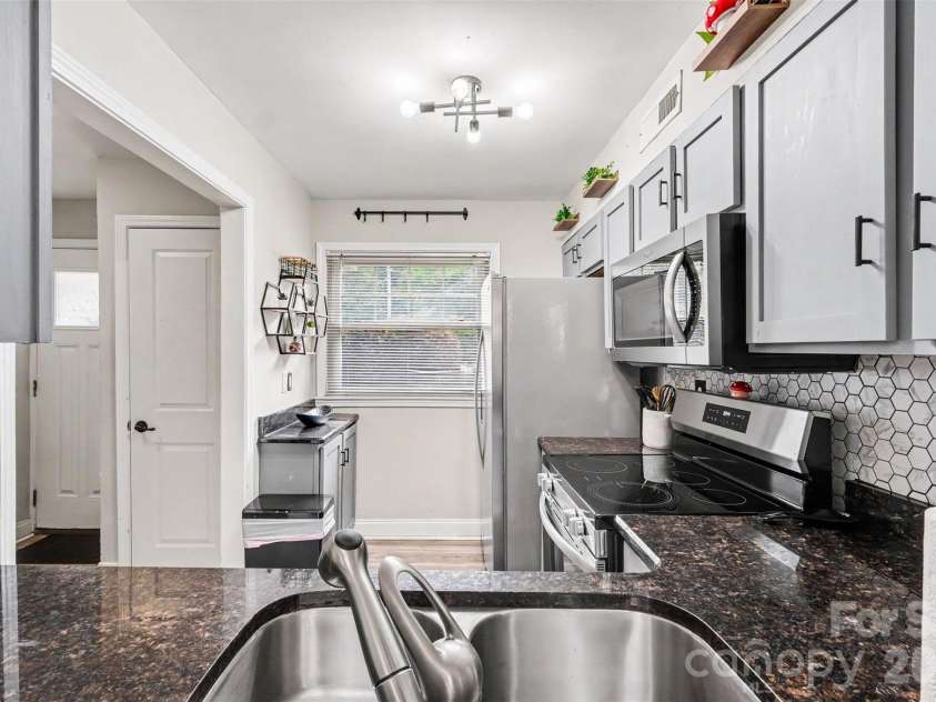 1201 Green Oaks Lane, Charlotte, NC 28205.  MLS# CAR4373032, YatesRealty ID 23436. 