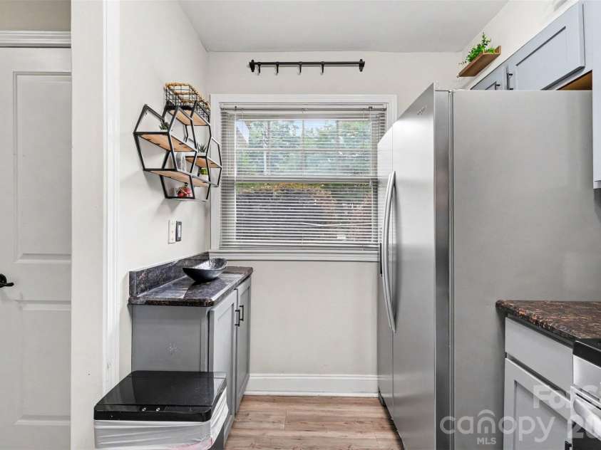 1201 Green Oaks Lane, Charlotte, NC 28205.  MLS# CAR4373032, YatesRealty ID 23436. 