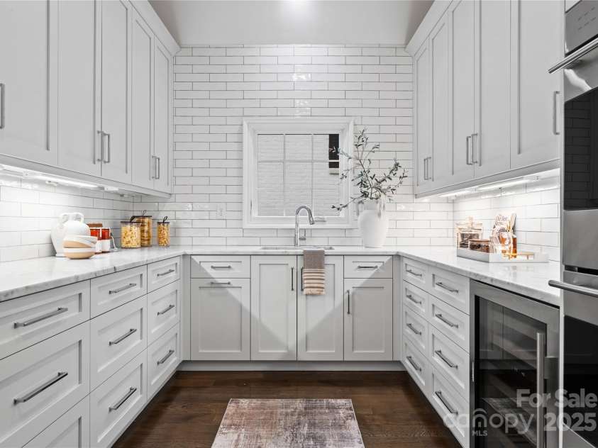 4714 Ockley Manor Lane, Charlotte, NC 28226.  MLS# CAR4272005, YatesRealty ID 23437. 