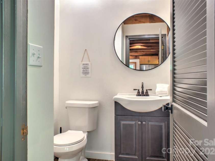 140 Camby Drive, Fairview, NC 28730.  MLS# CAR4178451, YatesRealty ID 2344. Main level hall bath