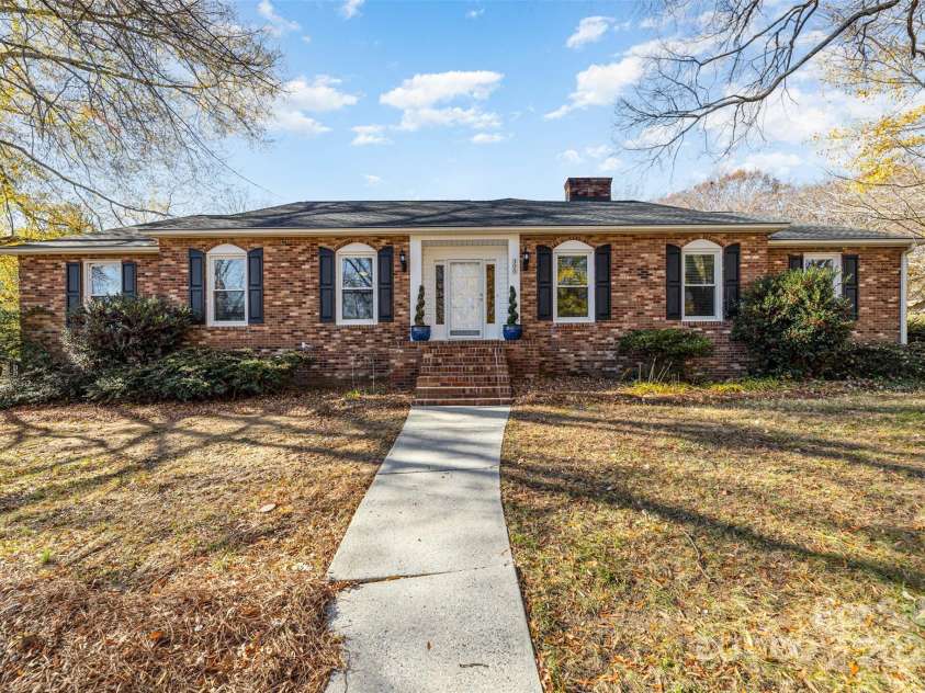 300 Gloucestershire Road, Winston Salem, NC 27104.  MLS# CAR4321606, YatesRealty ID 2344. 