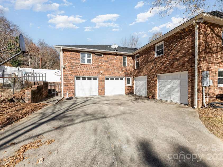 300 Gloucestershire Road, Winston Salem, NC 27104.  MLS# CAR4321606, YatesRealty ID 2344. Driveway to 4 car garage