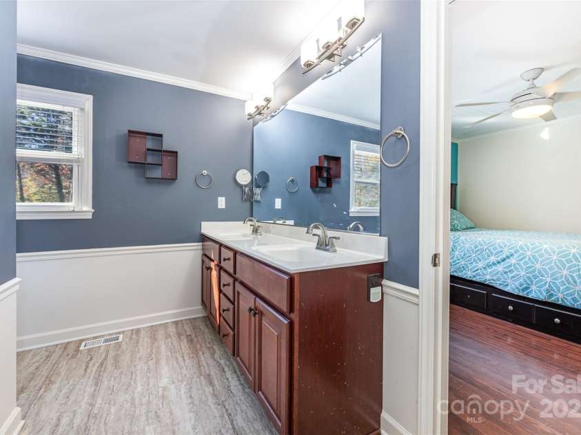 300 Gloucestershire Road, Winston Salem, NC 27104.  MLS# CAR4321606, YatesRealty ID 2344. Guest Bathroom