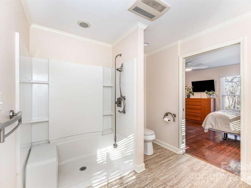 300 Gloucestershire Road, Winston Salem, NC 27104.  MLS# CAR4321606, YatesRealty ID 2344. Large Bathroom 