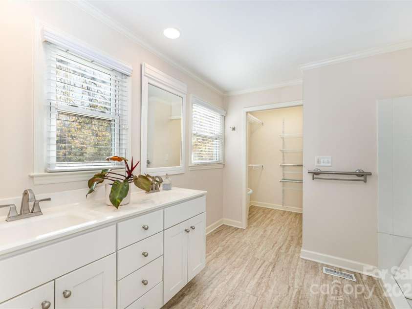 300 Gloucestershire Road, Winston Salem, NC 27104.  MLS# CAR4321606, YatesRealty ID 2344. Large Bathroom with accessibility 