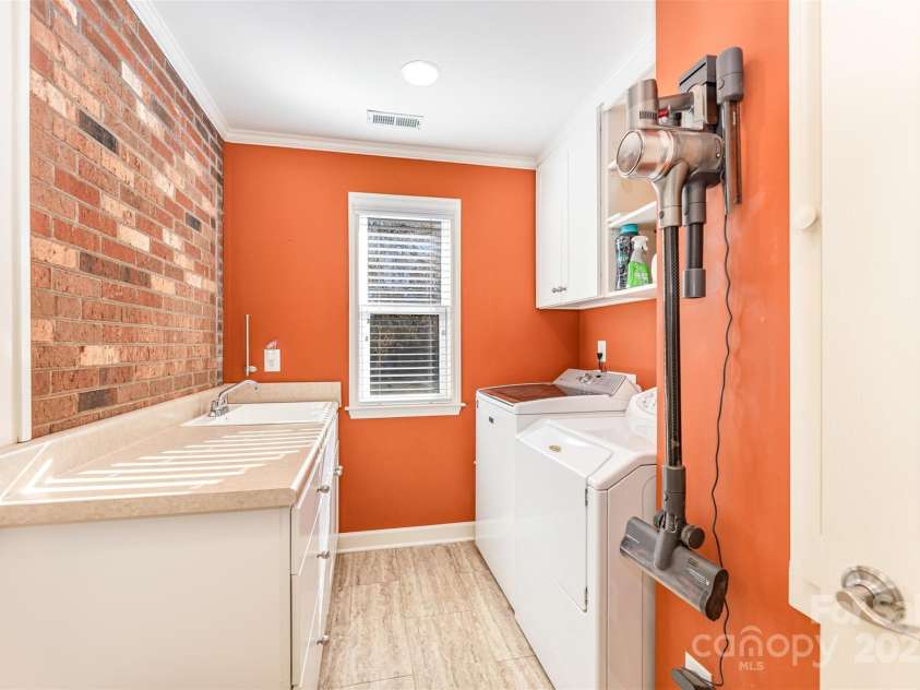 300 Gloucestershire Road, Winston Salem, NC 27104.  MLS# CAR4321606, YatesRealty ID 2344. Laundry room main floor