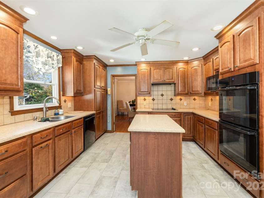 300 Gloucestershire Road, Winston Salem, NC 27104.  MLS# CAR4321606, YatesRealty ID 2344. Main Kitchen