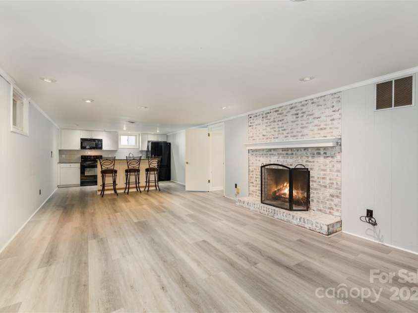 300 Gloucestershire Road, Winston Salem, NC 27104.  MLS# CAR4321606, YatesRealty ID 2344. Second Living Quarters