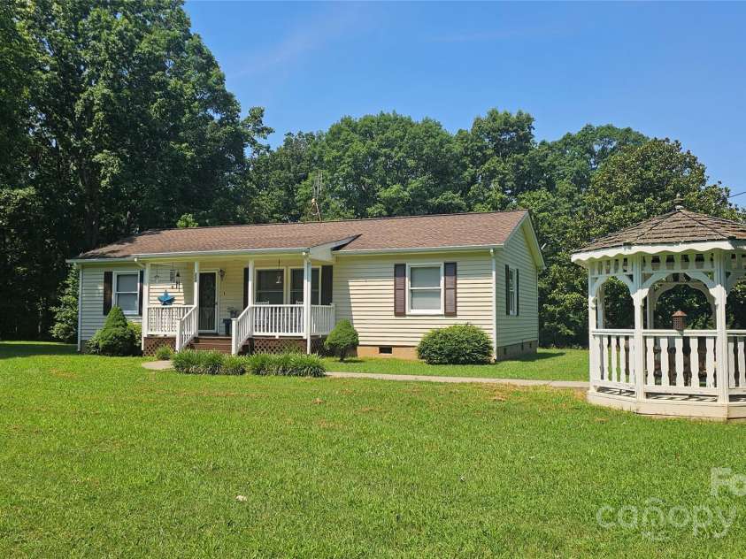 233 Hicks Road, Statesville, NC 28625.  MLS# CAR4273978, YatesRealty ID 23441. 