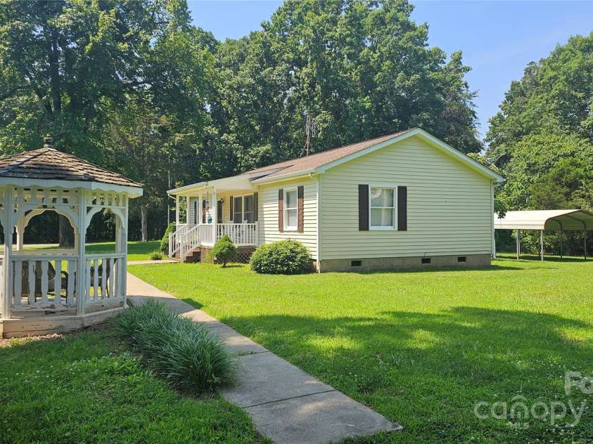 233 Hicks Road, Statesville, NC 28625.  MLS# CAR4273978, YatesRealty ID 23441. 