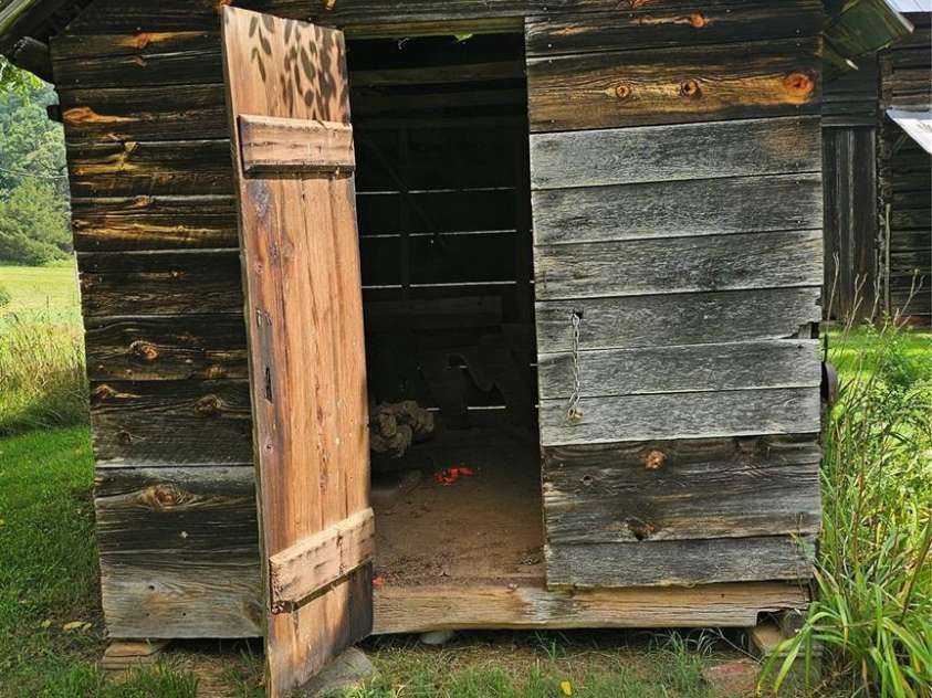 233 Hicks Road, Statesville, NC 28625.  MLS# CAR4273978, YatesRealty ID 23441. 