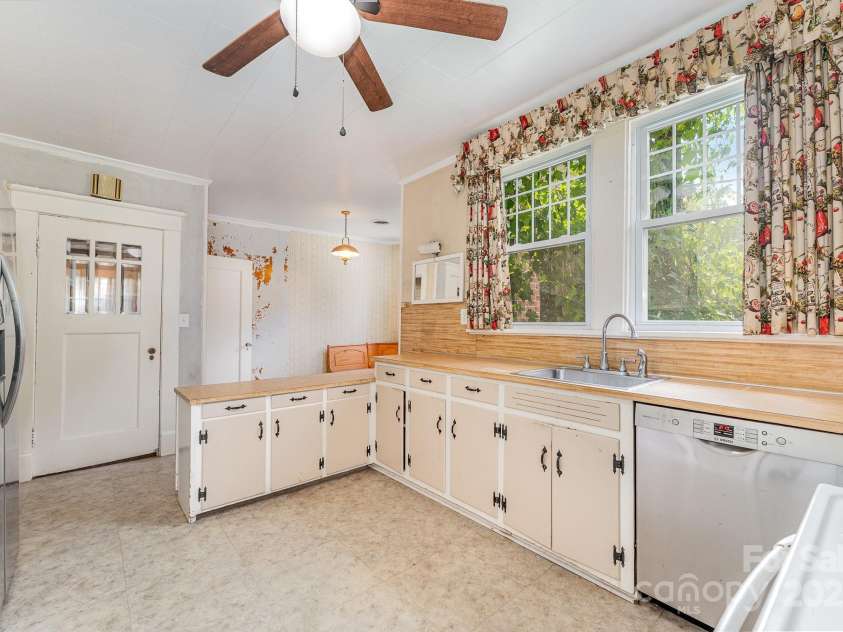 330 Ellis Street, Salisbury, NC 28144.  MLS# CAR4274980, YatesRealty ID 23442. 