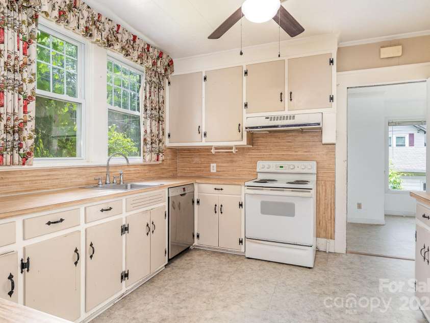 330 Ellis Street, Salisbury, NC 28144.  MLS# CAR4274980, YatesRealty ID 23442. 