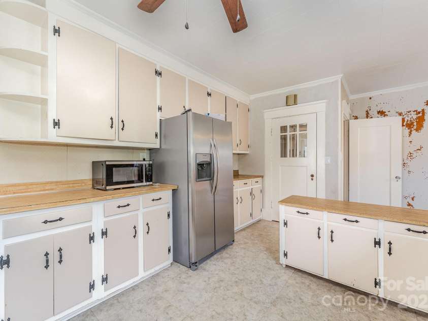 330 Ellis Street, Salisbury, NC 28144.  MLS# CAR4274980, YatesRealty ID 23442. 