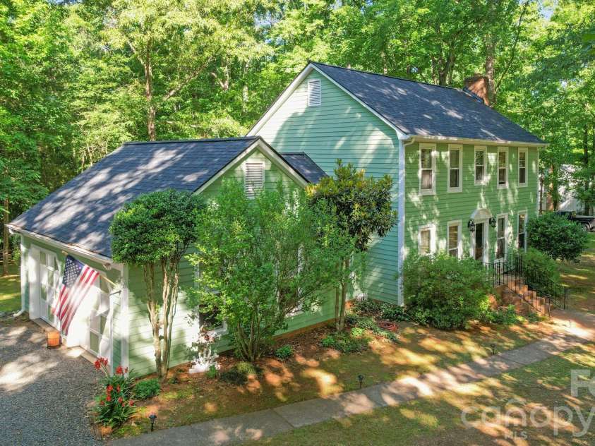 11421 Winners Circle, Charlotte, NC 28215.  MLS# CAR4344294, YatesRealty ID 23444. 2 Car Garage