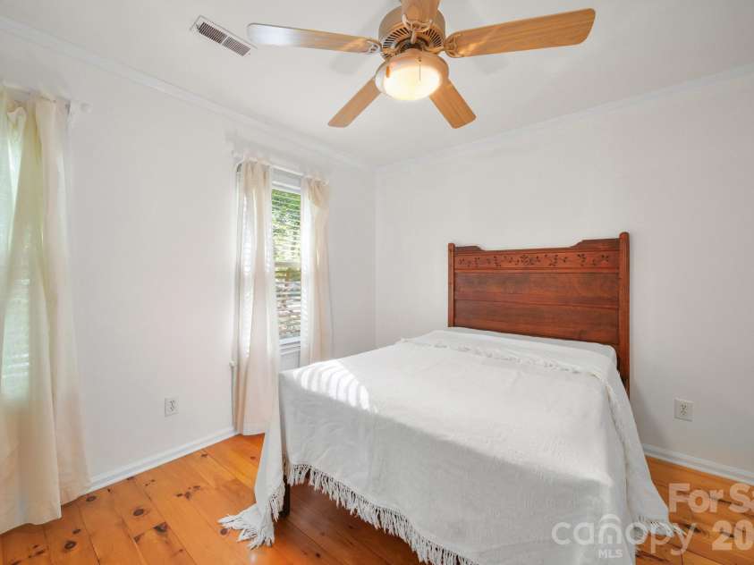 11421 Winners Circle, Charlotte, NC 28215.  MLS# CAR4344294, YatesRealty ID 23444. 2nd Bedroom