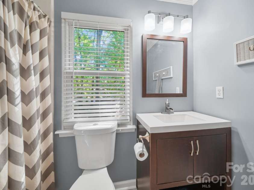 11421 Winners Circle, Charlotte, NC 28215.  MLS# CAR4344294, YatesRealty ID 23444. 2nd Floor Bath