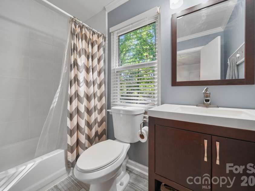 11421 Winners Circle, Charlotte, NC 28215.  MLS# CAR4344294, YatesRealty ID 23444. 2nd Floor Bath