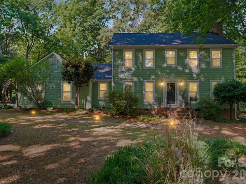 11421 Winners Circle, Charlotte, NC 28215.  MLS# CAR4344294, YatesRealty ID 23444. 