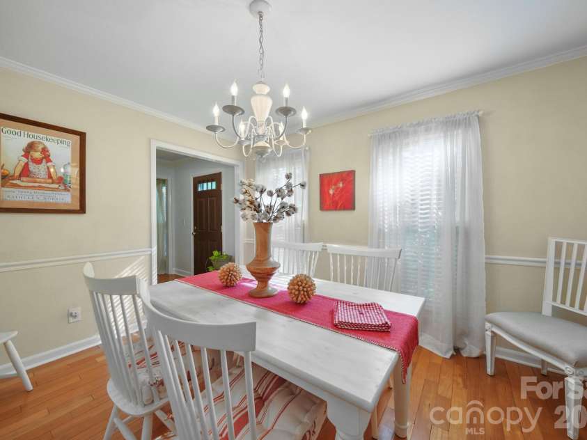 11421 Winners Circle, Charlotte, NC 28215.  MLS# CAR4344294, YatesRealty ID 23444. Dining Room