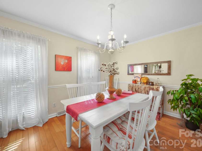 11421 Winners Circle, Charlotte, NC 28215.  MLS# CAR4344294, YatesRealty ID 23444. Dining Room