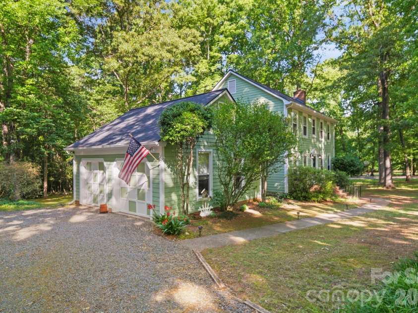 11421 Winners Circle, Charlotte, NC 28215.  MLS# CAR4344294, YatesRealty ID 23444. Driveway and Garage