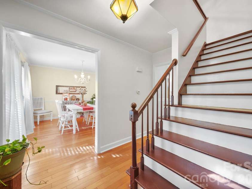 11421 Winners Circle, Charlotte, NC 28215.  MLS# CAR4344294, YatesRealty ID 23444. Entry Foyer