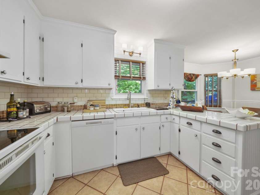 11421 Winners Circle, Charlotte, NC 28215.  MLS# CAR4344294, YatesRealty ID 23444. Kitchen