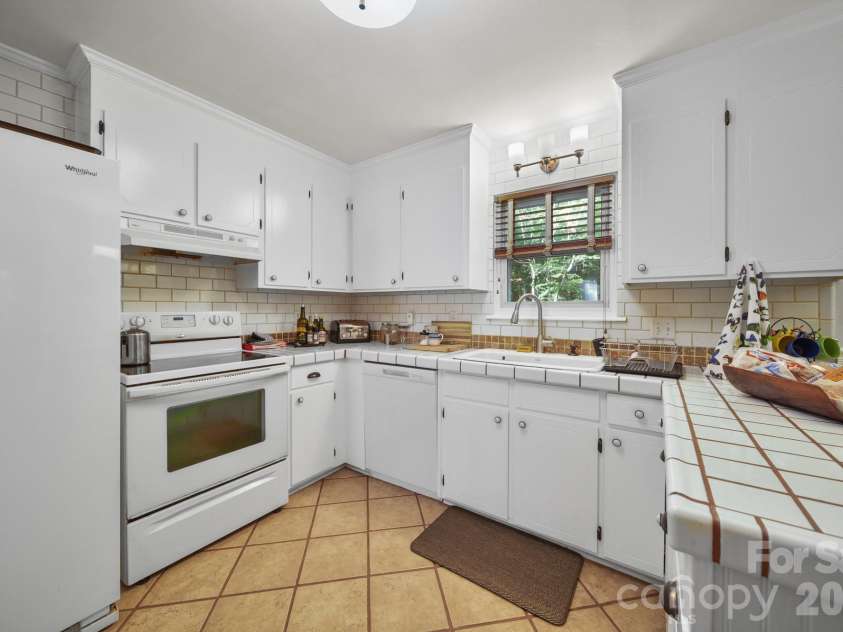 11421 Winners Circle, Charlotte, NC 28215.  MLS# CAR4344294, YatesRealty ID 23444. Kitchen