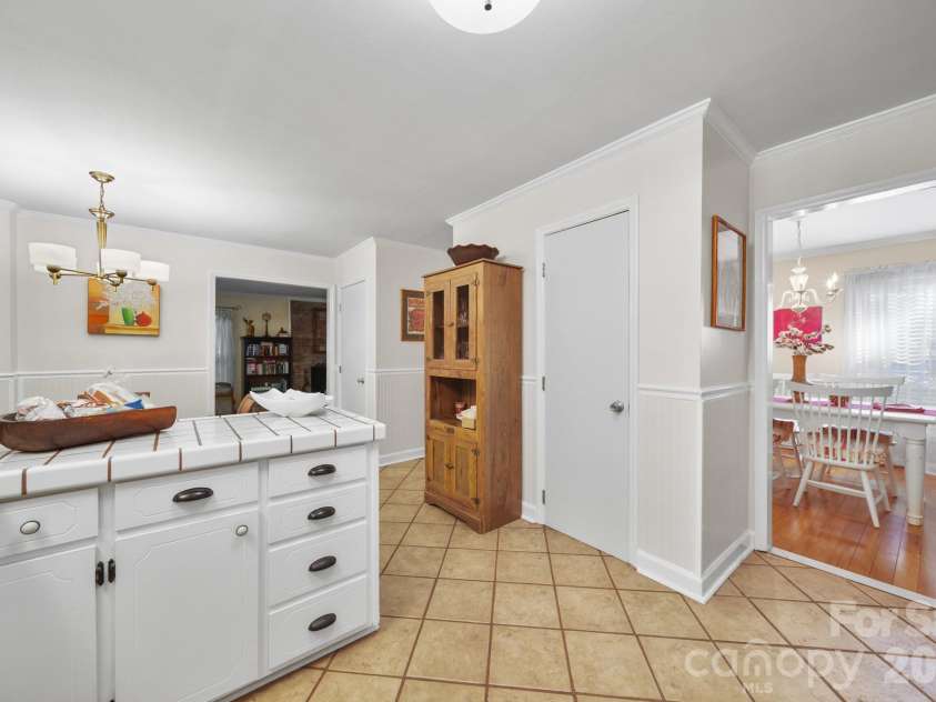 11421 Winners Circle, Charlotte, NC 28215.  MLS# CAR4344294, YatesRealty ID 23444. Kitchen