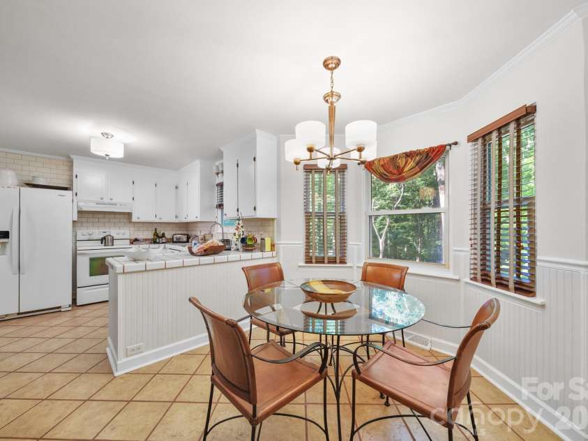 11421 Winners Circle, Charlotte, NC 28215.  MLS# CAR4344294, YatesRealty ID 23444. Kitchen/Dinette