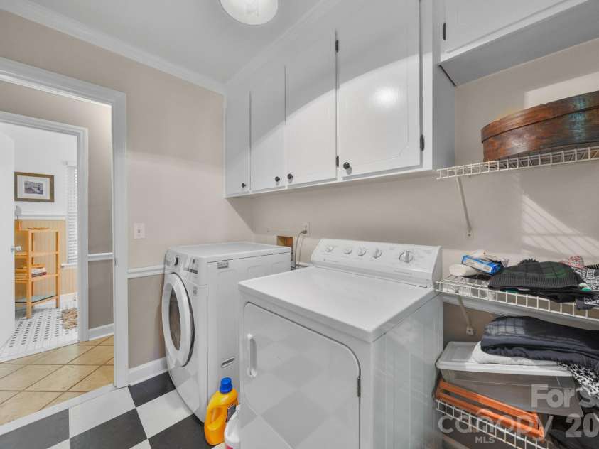 11421 Winners Circle, Charlotte, NC 28215.  MLS# CAR4344294, YatesRealty ID 23444. Laundry Room