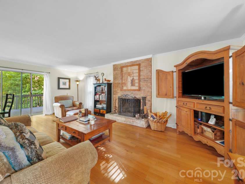 11421 Winners Circle, Charlotte, NC 28215.  MLS# CAR4344294, YatesRealty ID 23444. Living Room