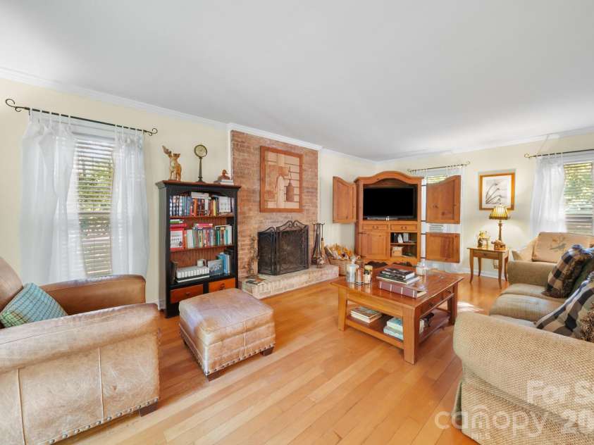 11421 Winners Circle, Charlotte, NC 28215.  MLS# CAR4344294, YatesRealty ID 23444. Living Room