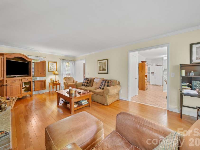 11421 Winners Circle, Charlotte, NC 28215.  MLS# CAR4344294, YatesRealty ID 23444. Living Room