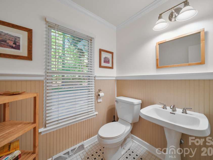 11421 Winners Circle, Charlotte, NC 28215.  MLS# CAR4344294, YatesRealty ID 23444. Main Floor Half Bath