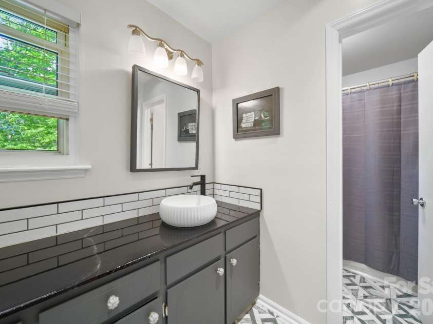 11421 Winners Circle, Charlotte, NC 28215.  MLS# CAR4344294, YatesRealty ID 23444. Primary Bath