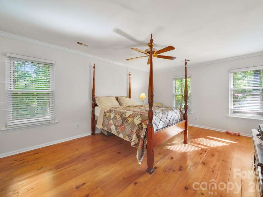 11421 Winners Circle, Charlotte, NC 28215.  MLS# CAR4344294, YatesRealty ID 23444. Primary Bedroom