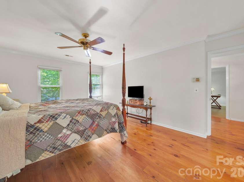 11421 Winners Circle, Charlotte, NC 28215.  MLS# CAR4344294, YatesRealty ID 23444. Primary Bedroom